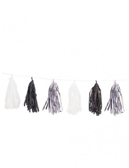 Kwastjesslinger 15 zilverkleurige; zwarte en witte pompons 2;74 m Kwastjesslinger 15 zilverkleurige; zwarte en witte pompons 2;74 m