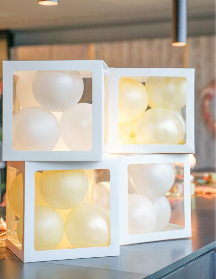 4 Kubussen met witte transparante ballonnen 30 cm 4 Kubussen met witte transparante ballonnen 30 cm