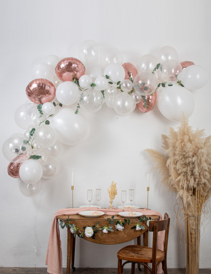 Boogset van 70 roségouden ballonnen met eucalyptus en rozen Boogset van 70 roségouden ballonnen met eucalyptus en rozen